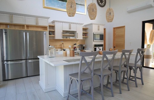 Tamarindo House | 2 min walk Private path to the beach .ACCESS Beach club . Daily maid .