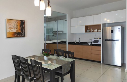 Central District Condo | 2 mins ride to R&F Mall & CIQ [High-floor Seaview]