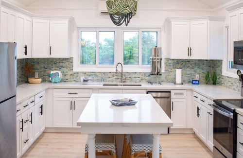 Green Turtle Cay House | 2 minute walk to Green Turtle Club/Marina. 2br, 2.5 Ba! Fully renovated 2023!