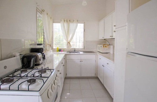 Sunset Crest House | 2 minute walk to Beach & Pool - Casual 2-Bed House