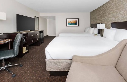 Phoenix Hotel | 2 Queens at Crowne Plaza Phoenix Airport with Pool & Free Shuttle Service