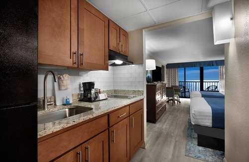 Myrtle Beach Hotel | 2 Queens Oceanfront Room - Sea Crest Resort