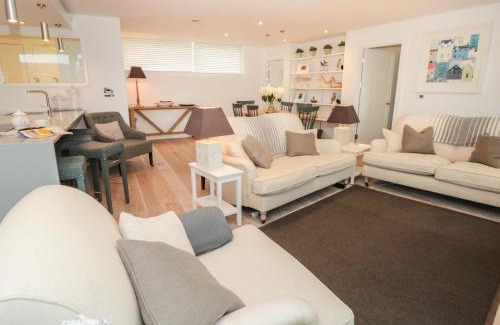 Dartmouth Apartment | 2 Sails