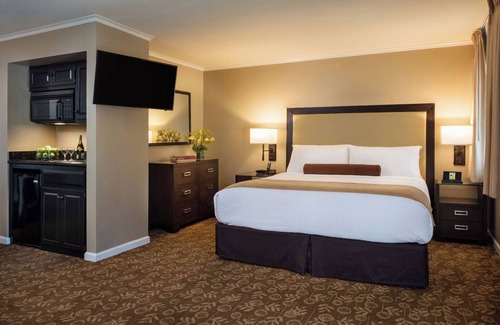 Barron Park Hotel | 2 Tranquil Unit with Heated Pool, Balcony & Free Breakfast in Palo Alto