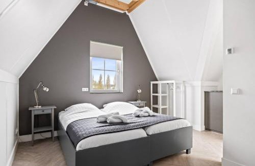 Stavoren Villa | 20 person accommodations in 2 houses on the water in Stavoren