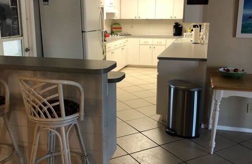 Gulf Harbors House | 2019 Lowe Pontoon, Mercury 115. Heated, caged, salt water pool on canal. Pets ok