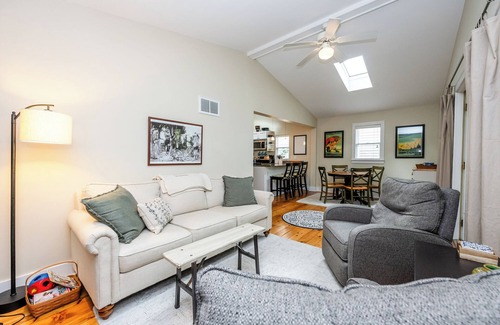 Union Pier Cottage | (2026 OPEN!) Union Pier Cottage Close To Beach & Downtown.
