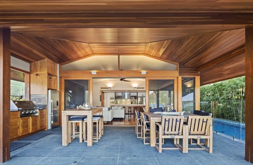 Airlie Beach House | 23 The Cove - 5 Bedroom, Whitsunday Waters Edge Luxury Holiday Home.