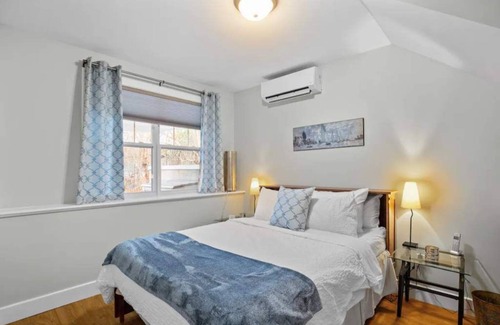 Chester House | 2500' | Front HBR | Lap Pool | DT 5 Min Walk | 3BD