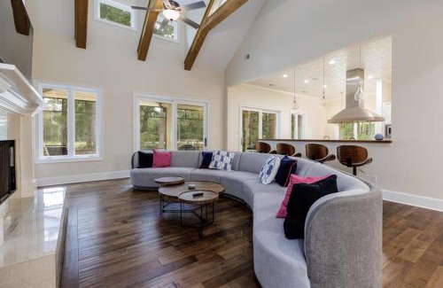 Shipyard Plantation House | 27 Kingston Rd.