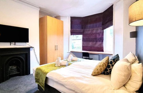 Swindon Apartment | 274 m² Apartment ∙ 9 bedrooms ∙ 20 guests