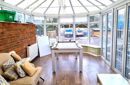 Swindon Apartment | 274 m² Apartment ∙ 9 bedrooms ∙ 20 guests