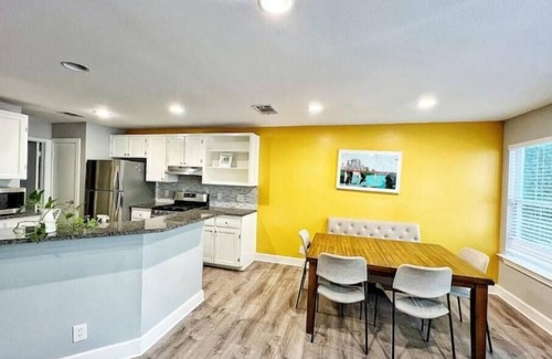 South Lamar House | 2B3B+Studio: Great yard+deck mins to downtown