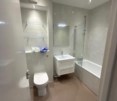 London City Centre Apartment | 2Bed Apartment-Sleeps 4 Pets Ok & Balcony