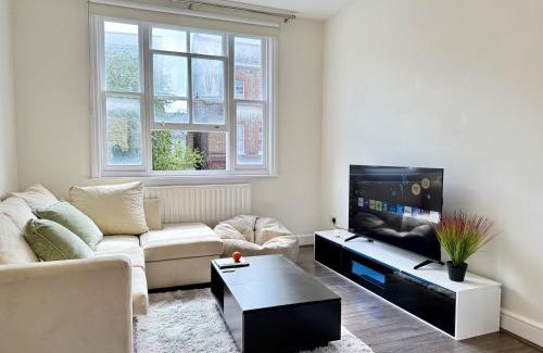 London City Centre Apartment | 2Bed Apartment-Sleeps 4 Pets Ok & Balcony