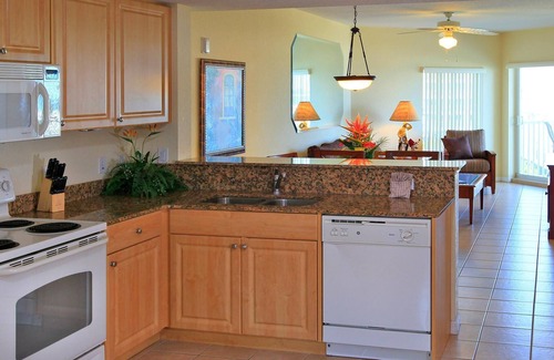Treasure Island Condo | 2BR/2BA Beach Condo: Pool & Full Kitchen