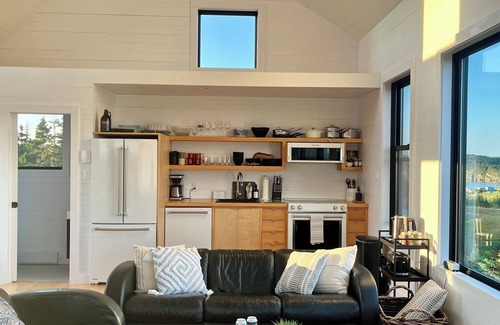 Terra Nova House | 2BR Architect-Designed Oceanview Escape With Deck