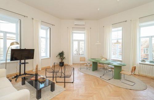 Chugureti Apartment | 2BR Central Stylish Apt in Tbilisi - by Wehost