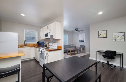 Southtown Condo | 2BR Downtown Flat Insurance & Relocation Housing Fast Wi-Fi 30+ Nights