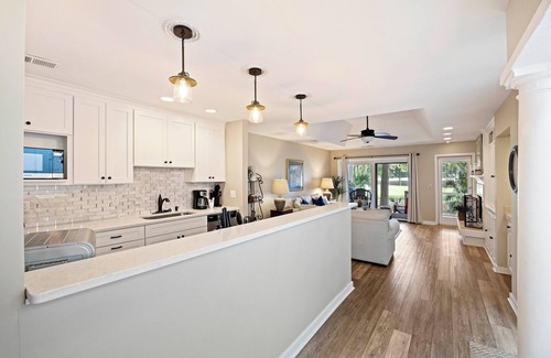 West Beach House | 2BR Kiawah Cottage! Golf Views, Pool Access, Walk to Beach! GUEST FAVORITE!