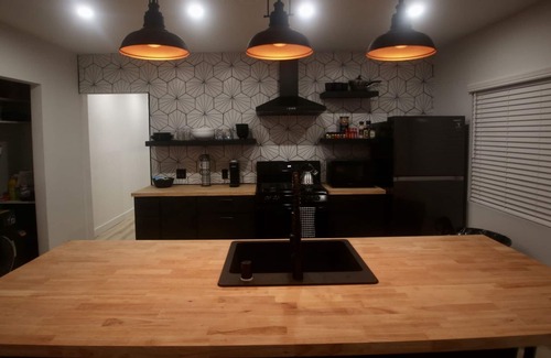 Hollywood House | 2BR Lit & Spacious Across from Netflix