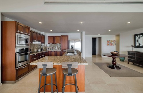 La Paz Apartment | 2BR Ocean View & Terrace at Vistamar