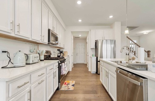 Fox Valley House | 2BStylish Townhome|Garage Access|Washer&Dryer|Perfect for Long Stays! #42324