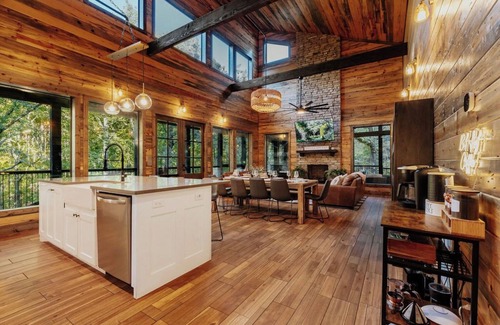 Broken Bow Cabin | 2Decks/Sauna/Creek/HotTub/WetRm/GameRm/MovieLounge