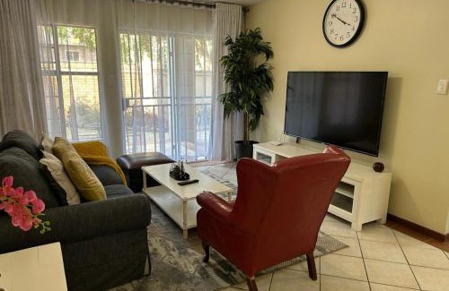 Die Hoewes Apartment | 2e - No load shedding 2 bed home to relax into