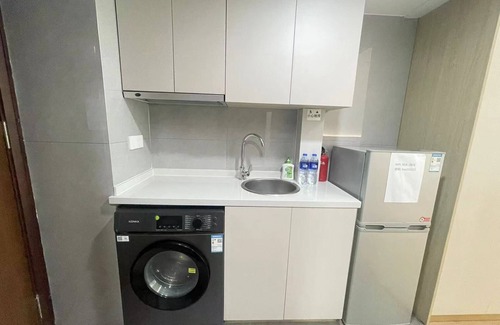 Changning Apartment | 2mins walk to Metro station(3 lines), 10mins walk to theme park