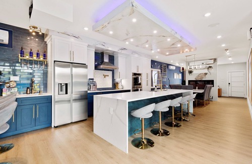 Downtown San Antonio House | 2x HotTub, Pool, MiniGolf, Theater,Games, 20guests