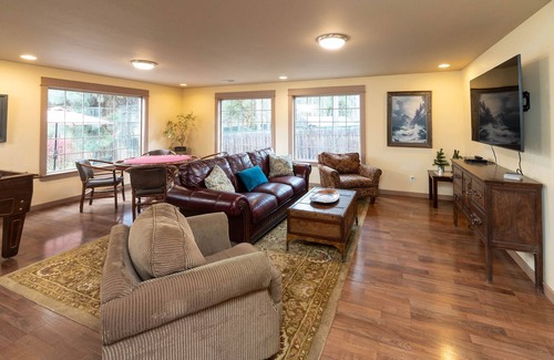 Three Rivers House | 3,200 Square Foot Home / Hot Tub / Fully Fenced in Yard / Pet Friendly / Firepit
