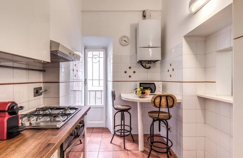 Rione V Ponte Apartment | 3 Bdr. Apt. Near Piazza Navona | 4 AC, WiFi, Heat