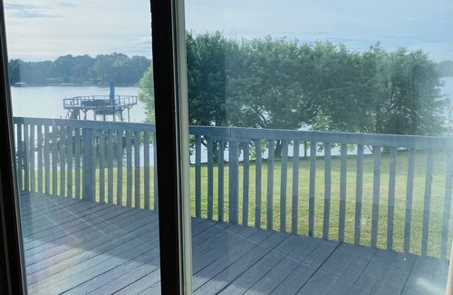 Governor's Island House | 3 Bdrm/2 Bath Lakefront Bungalow with Amazing Views.