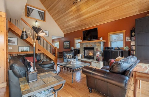 East Kootenay Cabin | 3 Bears Cabin | Games Room | Firepit | Lux Kitchen
