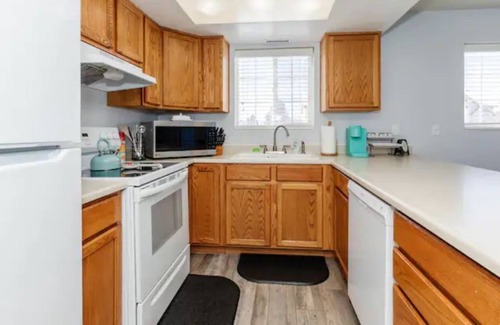 Logan House | 3 Bed, 1.5 bath Townhouse Close to USU & Main Street
