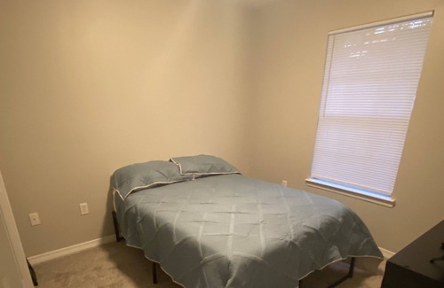 Baker House | 3 Bed/ 2 Bath/ 1 CG Updated Townhome