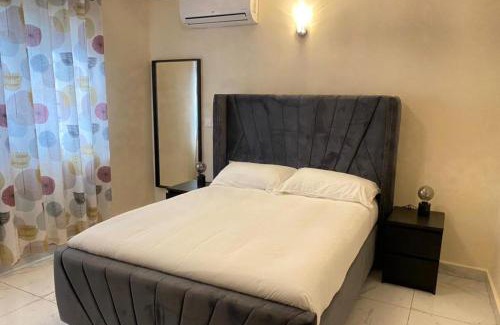 Freetown House | 3 Bed Apartment Sleeps 6 - Parking Patio Wifi