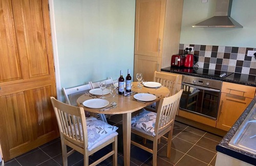 Scarborough Cottage | 3 Bed Cottage - Sleeps 5 - Wifi - Pets - Parking