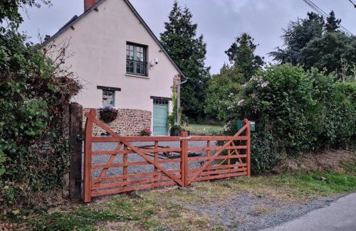 Beaucoudray House | 3 Bed Cottage Sleeps 6 - Enclosed Patio -Fireplace
