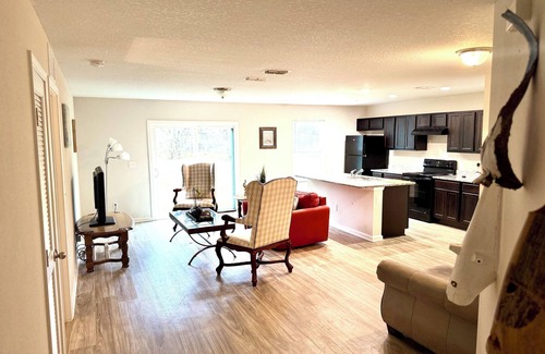 Northside Apartment | 3 Bed Home 5 Mins to JAX Airport & Zoo