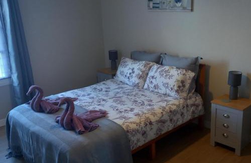 Chateau-Garnier House | 3-Bed House - Sleeps 6 - Garden Balcony Parking