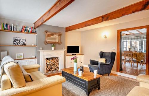 Weybourne House | 3 Bed in Weybourne KT144