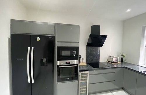 Chapeltown Apartment | 3 bed large modern House/apartment-Free parking