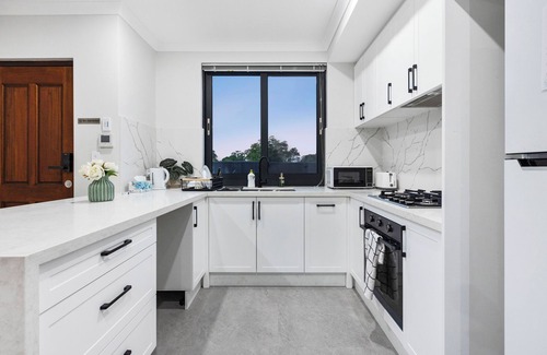 Bentley House | 3 Bedroom 2 Bathroom | Deluxe Full House For Stay | Higher-end Accomodation.