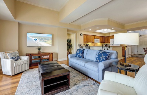 Shelter Cove Villa | 3 Bedroom/3 Bathroom Bright Villa in a Gated Complex - Harbour and Pool Views