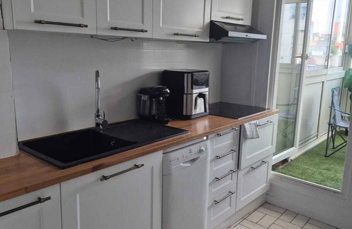 Pyramides Apartment | 3 Bedroom Apartment with Balcony, Parking and Wi-Fi - Courcouronnes