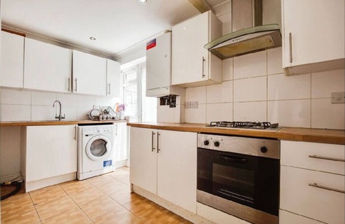 London Borough of Ealing Apartment | 3-bedroom apartment in lovely Northolt with AC