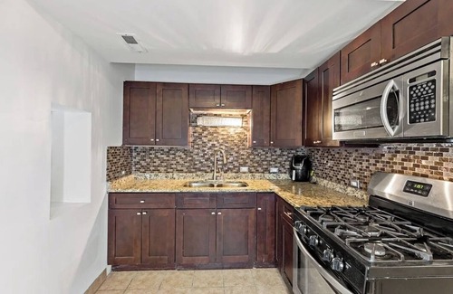 The Gap Apartment | 3-bedroom apartment in phenomenal Chicago with WiFi, AC