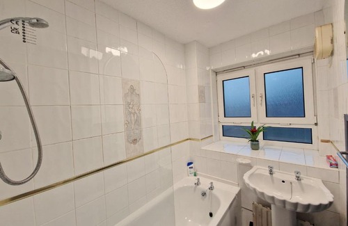 The Westside Apartment | 3 Bedroom Apartment near Broad Street and Fiveways